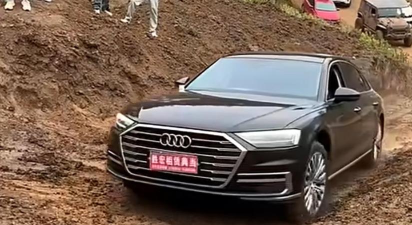 Mindenki mosolygott ahogy látták mit művel a luxus-Audi sofőrje a sáros emelkedőn