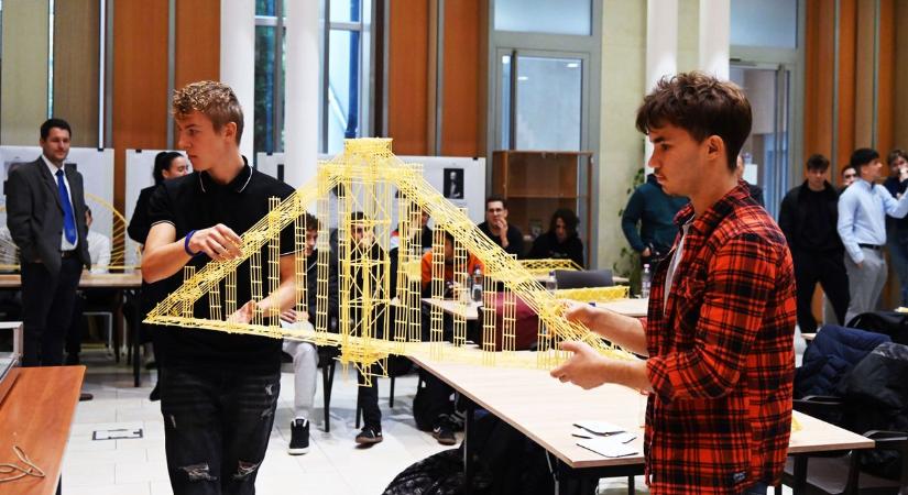 Egy nyolcéves gyereket is elbírna a győztes tésztahíd – videóval, galériával