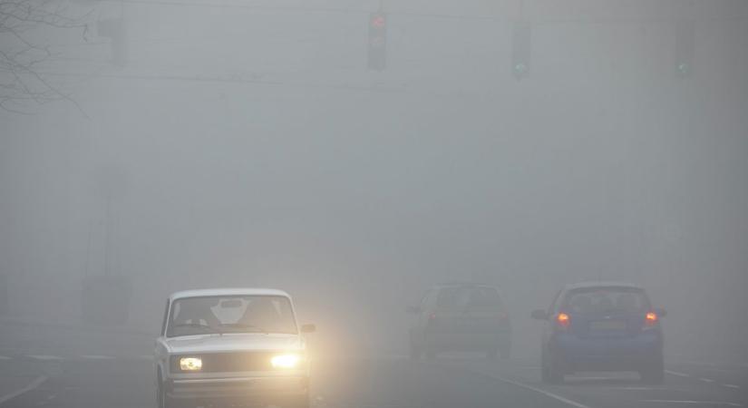 Egyre nagyobb veszélyt jelent a közlekedésben a sűrű köd