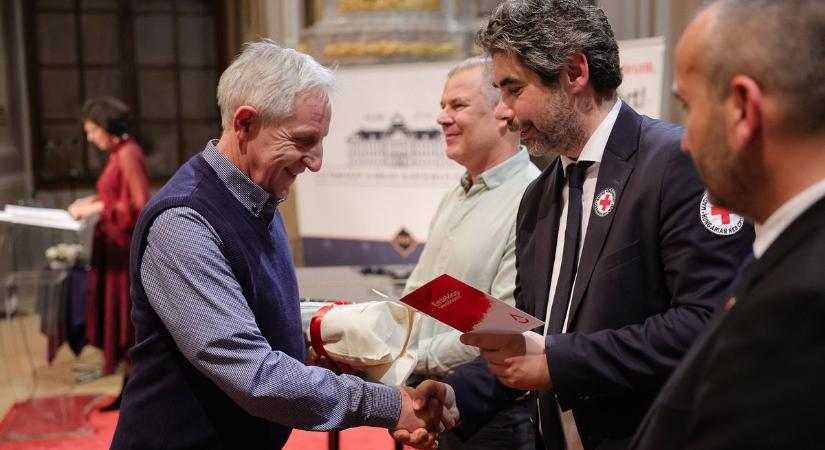 Ők már több mint százszor adtak vér: Egerben ünnepelték a legaktívabb véradókat fotók