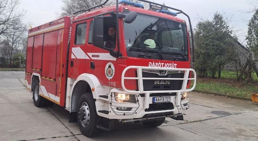 Lesodródott egy autó az útról, a hevesi tűzoltók dolgoznak a helyszínen