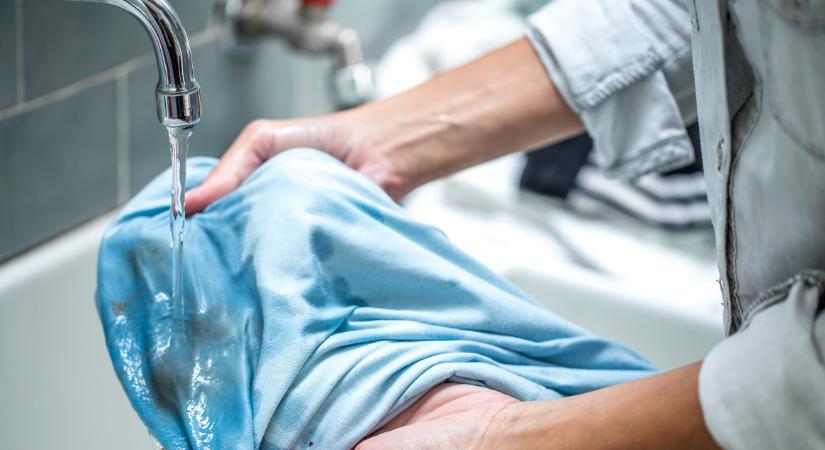 Ne forró vízben áztasd a ruhát, ha ilyen folt került rá