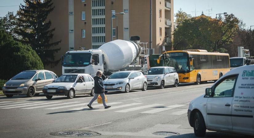 Újra működik a gyalogátkelő hangjelzése a forgalmas egri kereszteződésben