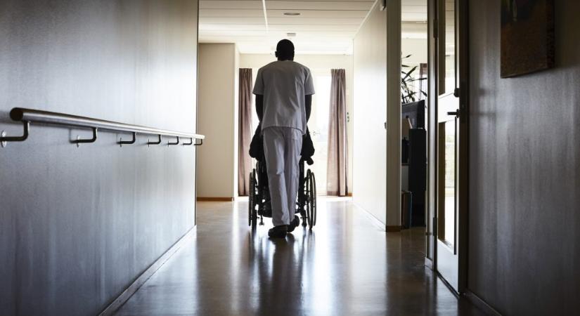 OECD-jelentés: Magyarországon az egyik legmagasabb az 55 év feletti orvosok aránya az EU-ban