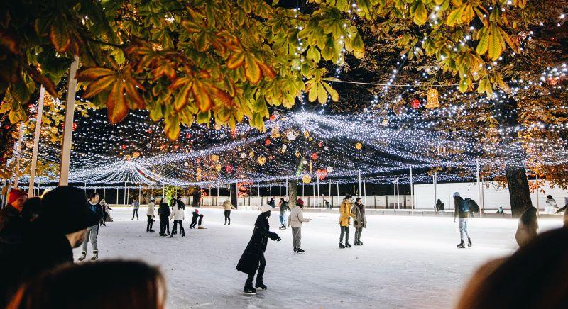 Korcsolyapálya, ünnepi fények: pénteken nyit a Budapest Karácsony a Városháza parkban