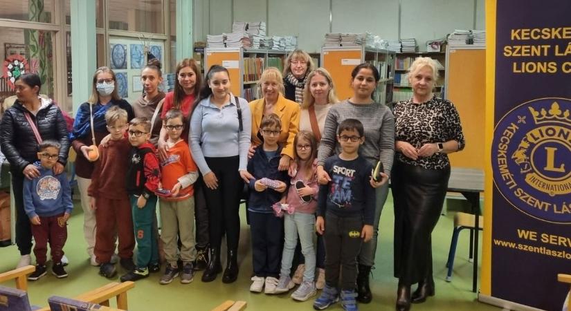 Az iskola elsőseinek szemüveget készített a jótékonyságban élen járó Lions klub