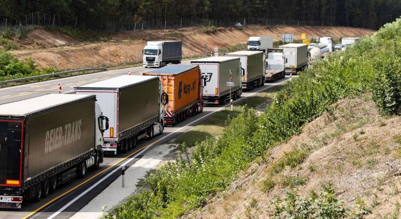 Megunta a dugót ezért szembe ment a forgalomnak az őrült sofőr az M1-es autópályán