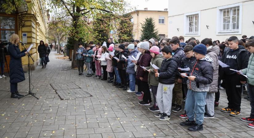 Ötszáz fiatal, egy vers – így dobbant Szolnok szíve a Magyar Nyelv Napján – galériával, videóval