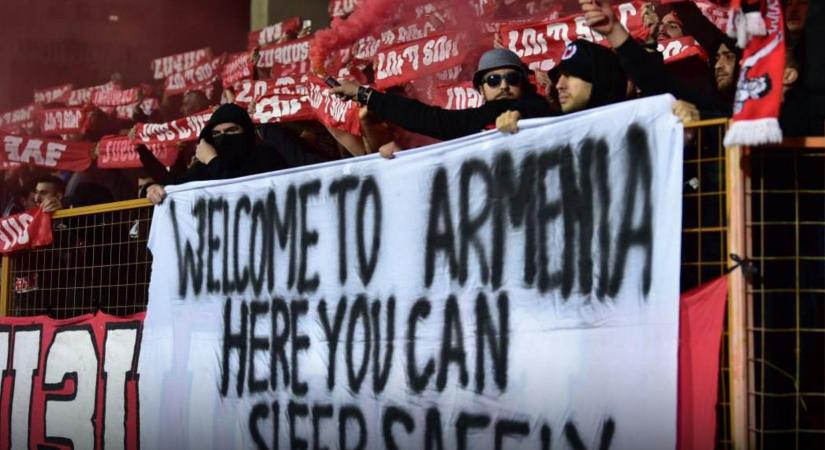 „Üdvözöljük Örményországban. Itt biztonságban alhat” – Az azeri baltás gyilkosra célozva üzentek az Orbán-kormánynak az örmény futballszurkolók