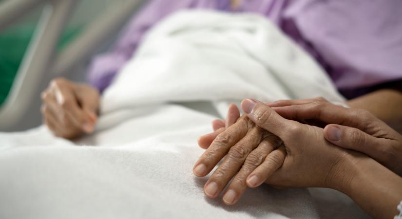 „A teste itt van, de ez már nem ő” – magukra maradnak a demenciával élők hozzátartozói