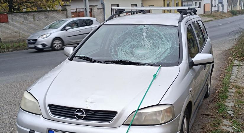 A zebrán gázoltak el egy nőt, a levegőben küzdöttek egy utas életéért