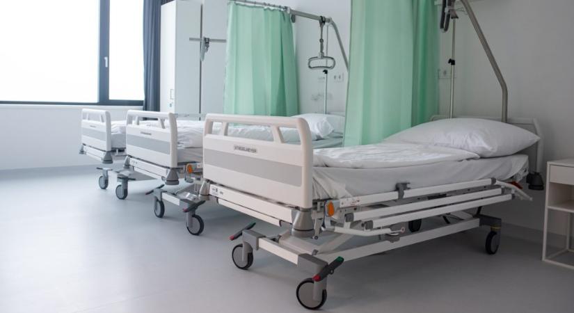 Direkt36: szakemberhiány miatt csökkennek a kórházi ágyak az egészségügyben