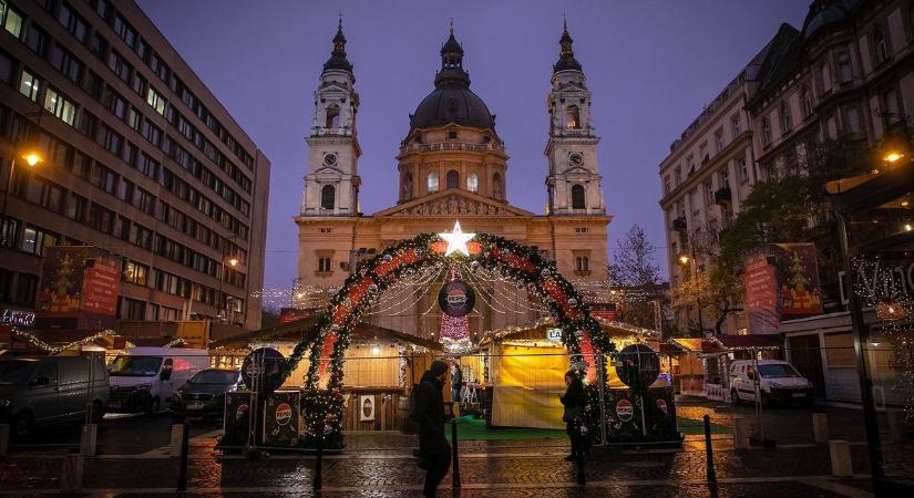 Karácsonyi vásár: ezrekkel lesz olcsóbb a lángos, a forralt bor ára sem ugrott az egekbe – de nyugalom, aki akar, talál magának drága ételt
