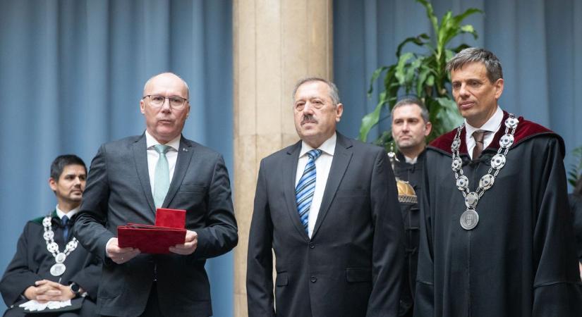 A Pannon Egyetem Gazdaságtudományi Karának alapító dékánja kapta a Polinszky-díjat ( galéria)