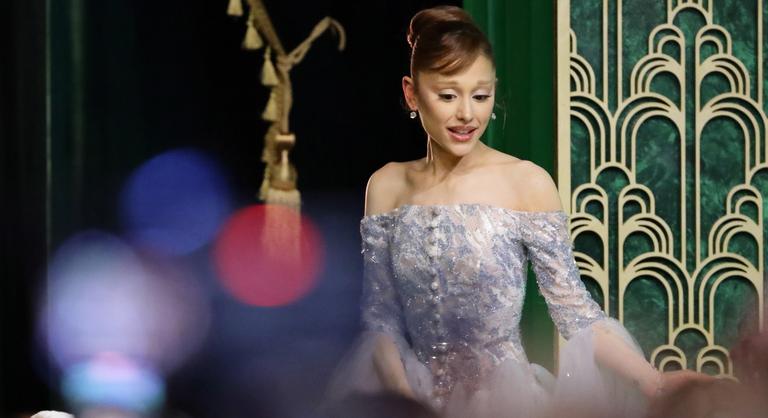 Megtámadta egy férfi Ariana Grandét a Wicked második részének szingapúri bemutatóján
