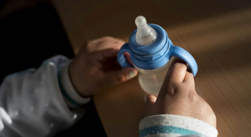 Gondatlan emberöléssel vádolják a nőt, akinek alultápláltság miatt halt meg öt hónapos kislánya Tarnazsadányban