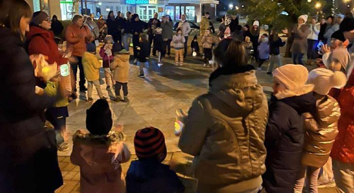 Több százan vitték a fényt és a jóságot Lőrinciben 