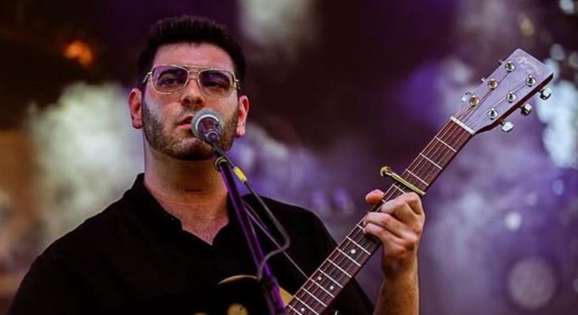 A Fekete Rózsa hivatalosan is platina – nagy sikert ünnepel az énekes