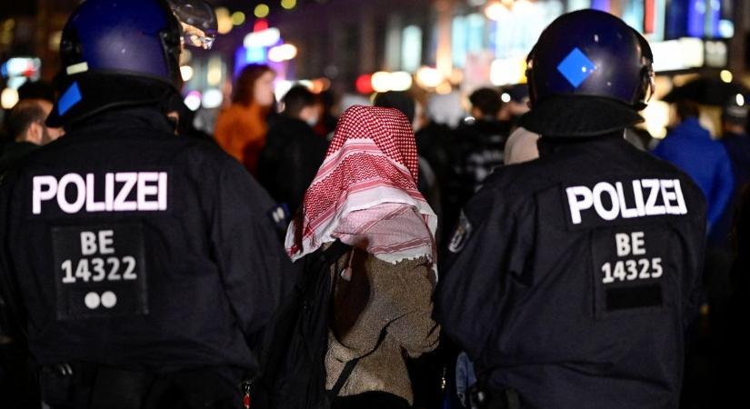 Elszabadultak a palesztinpárti aktivisták Berlinben: a rendőrök is alig tudták őket megállítani (FOTÓ)