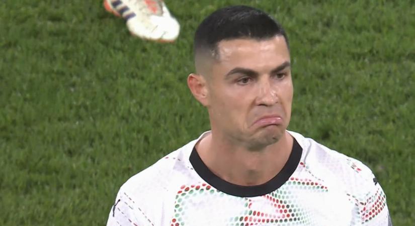 Ez durva: Cristiano Ronaldo hátba könyökölte ellenfelét, villant a piros!
