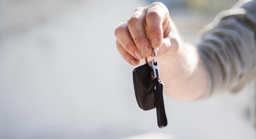 Fegyverrel fenyegetőzve sorra szedte el a kocsikat egy férfi – mutatjuk, hol és hogyan garázdálkodott