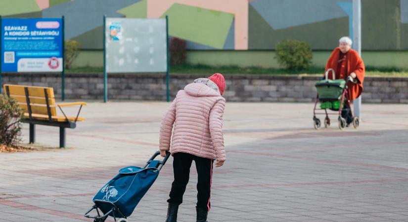 Akiknek luxus a párizsi – Idén egymillió forintot vett el az Orbán-kormány egy magyar átlagnyugdíjastól, a 14. havi nyugdíj tűzoltásnak is kevés