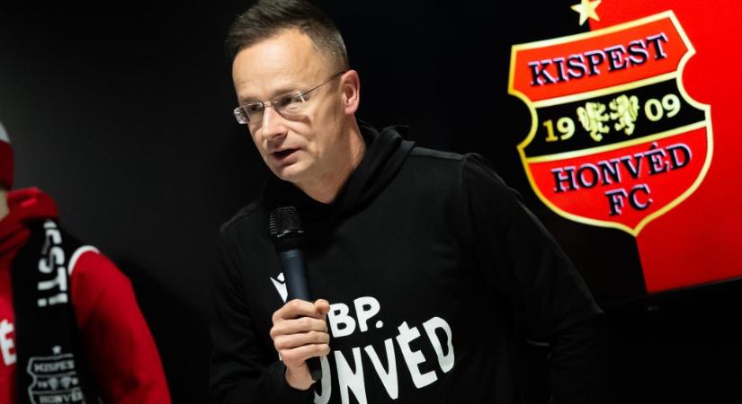 Szijjártó 49 milliárdos állami támogatást jelentett be annak a cégnek, amelyet főszponzorként mutatott be a Honvédnál