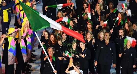 Kitilthatják az olasz zászlót és himnuszt az olimpiáról