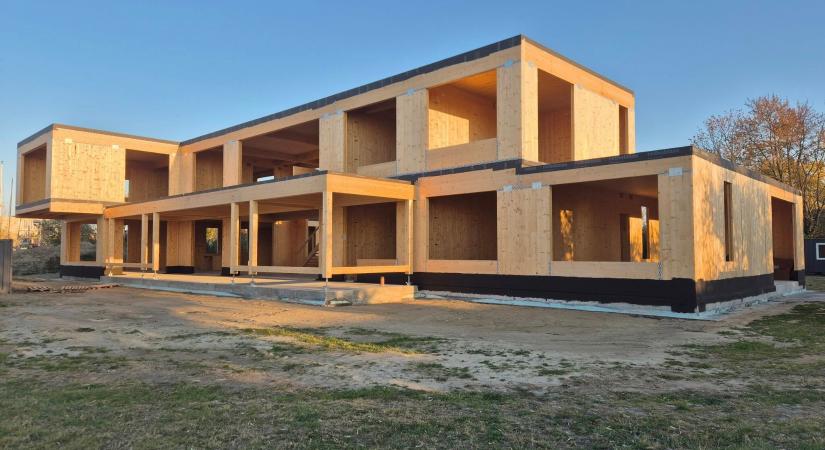 Négy hét alatt készült el egy 700 négyzetméteres ház teljes szerkezete