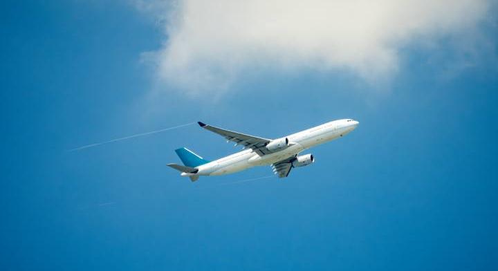 Ez történne, ha higany kerülne a repülőgépre: videón az ijesztő jelenség