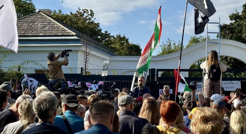 Hadházy Ákos vidékről induló buszokat szervez Hatvanpusztára és Felcsútra