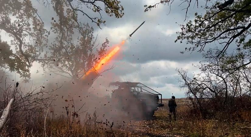Rakétával és több mint 100 drónnal támadott ukrán célpontokat az orosz hadsereg