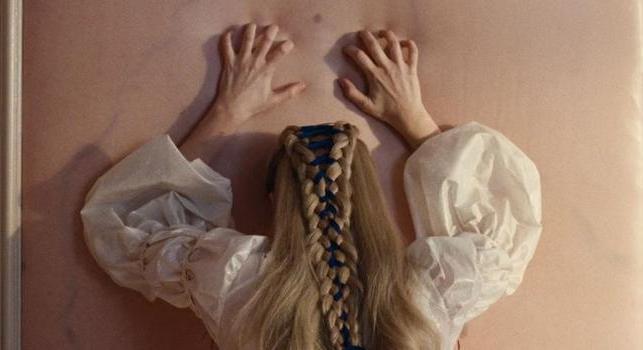 Nem mi vörösödünk el, te vörösödsz el az Üvöltő szelek új fülledt előzetesén