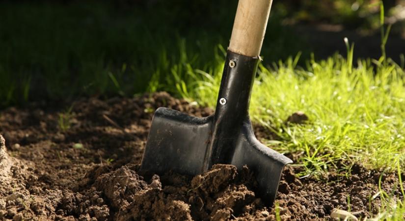 Medencét ásott a kertjében a férfi, gyanús szatyrokat talált a föld alatt: amikor szemügyre vette a tartalmukat, kis híján elájult