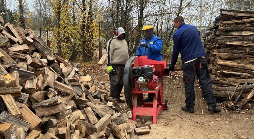Szombathelyen a hajléktalanok aprítják fel a szociálisan rászorulók téli tűzifáját