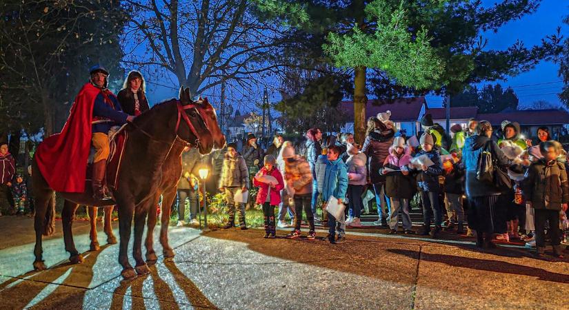 Fényekkel, lovassal és dallal ünnepelték Szent Mártont Csörötneken