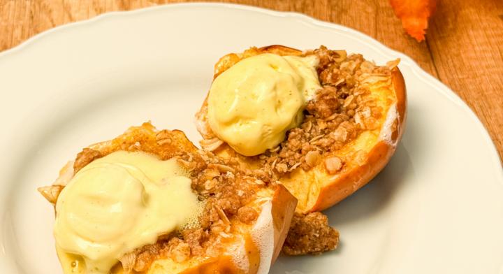 Zabpelyhes morzsával sült, fűszeres alma: vaníliafagyival, forrón a legjobb