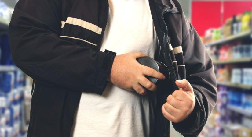 Elszunyókált a lopás után a boltban a halasi tolvaj, a zsaruk ébresztették
