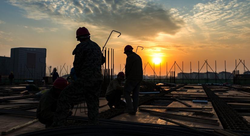 Egyszer lent, egyszer fent - óriási hullámvasúton a magyar építőipar