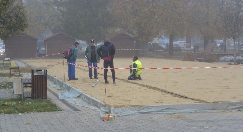 Csúszás a jövőbe: jégpálya épül Tamási központjában, mely találkozási pont lesz