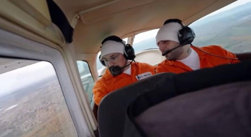 Narancssárga rabruhás celebek menekültek Egerbe, kisrepülővel érkeztek