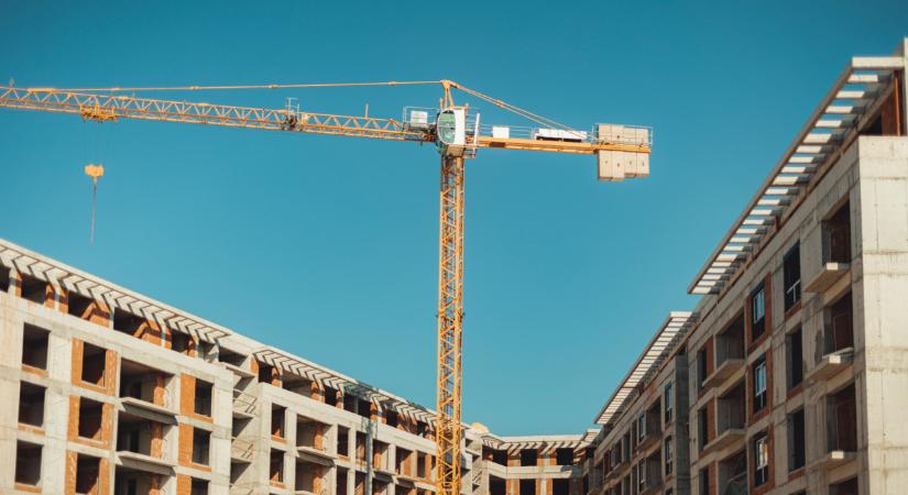Meglepő adatok az építőiparból: megugrott a termelés, mégis csökkennek a szerződések