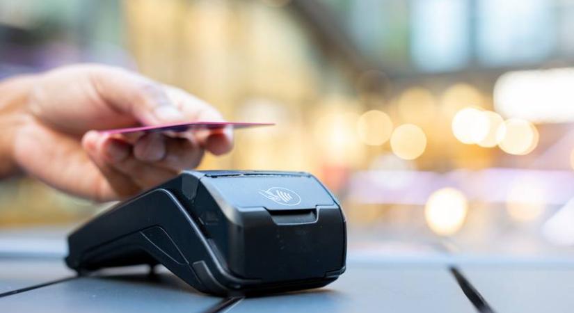 Országos leállások jönnek az egyik legnagyobb banknál: a bankkártyás fizetések és az online vásárlás sem fog működni