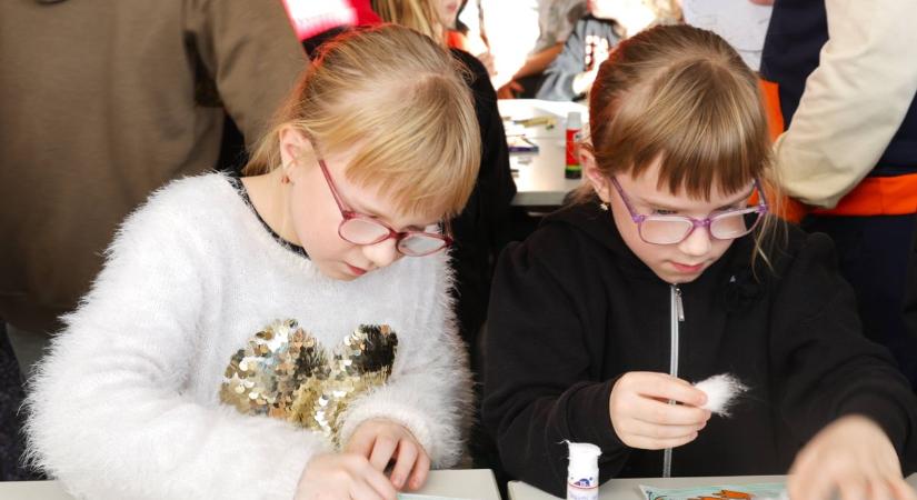 Libatollal festettek, mondókákat tanultak – Családi délután a Bercsényiben