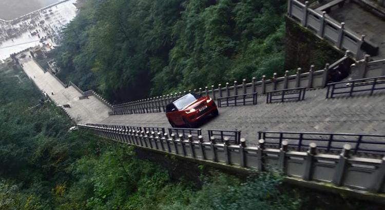 Videó: Le akarták másolni a Land Rover legendás mutatványát, de a kínai autó csúnyán felsült