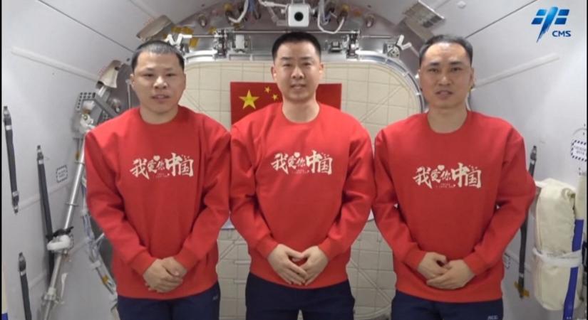 Késve, és egy másik űrhajóval tér vissza a Földre a kínai Sencsou-20 legénysége