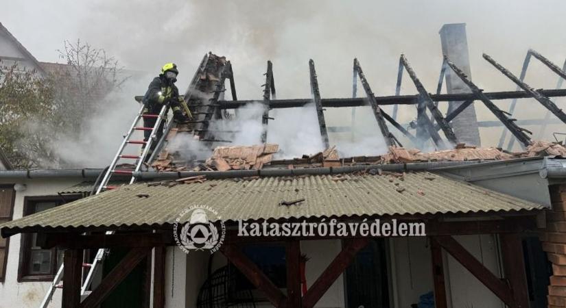 Rémület Baranyában: felcsaptak a lángok, egy családi ház vált lakhatatlanná (FOTÓK)