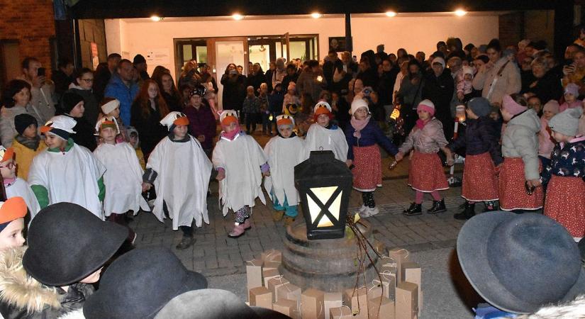 Fáklyák fénye világította be a jászsági kisváros utcáit, énekelve vonult a tömeg