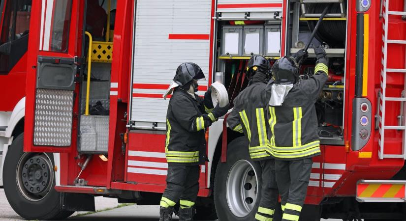 Árokba borult járműhöz és kigyulladt autóhoz is riasztották a tűzoltókat