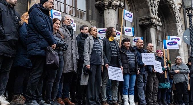 „A kultúra értékei romokban, a bérünk alatta” – országszerte tüntettek a levéltári dolgozók